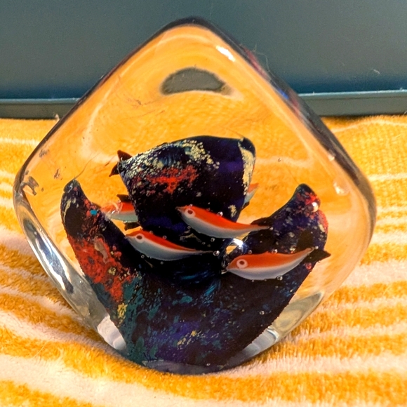 Art glass fish swimming paperweight decor - Picture 3 of 4